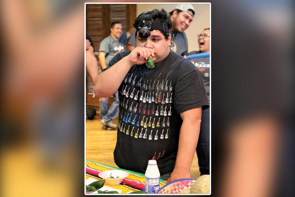 Roberto Alvarez, estudiante de ciencias computacionales, trata de aguantar los jalapeños en el concurso de más jalapeños por minuto el pasado jueves durante el evento de Fiestas Patrias. Artículos y más fotos, Página 7./Michelle Espinoza/ The Rider