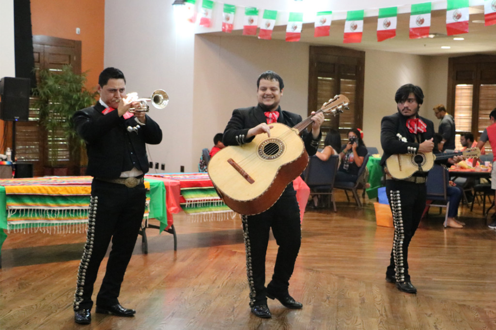 Integrantes del Mariachi Zacatecas tocan durante el evento de Fiestas Patrias en UTRGV campus Brownsville el pasado jueves. Michelle Espinoza/The Rider