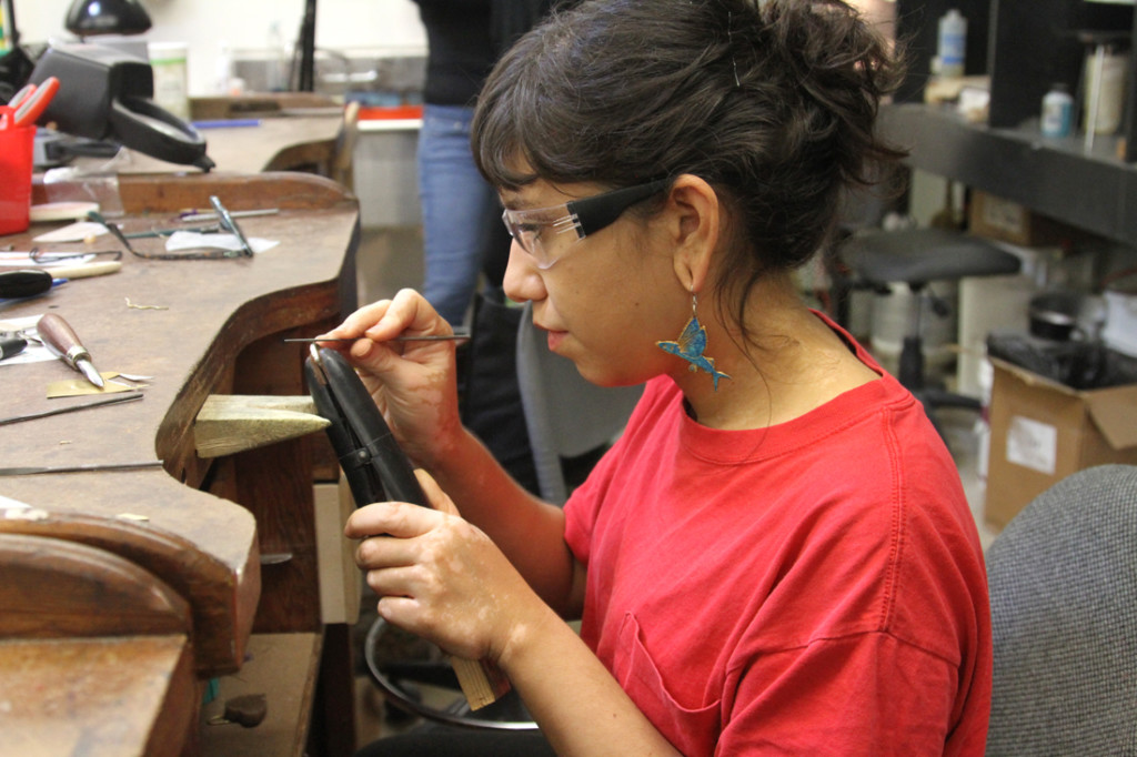 Gloria Reyes, estudiante de último año de arte de estudio, trabaja en un anillo en clase de la profesora Donna Sweigart el pasado miércoles en el anexo de artes visuales en Edinburg./Lesley Robles/The Rider