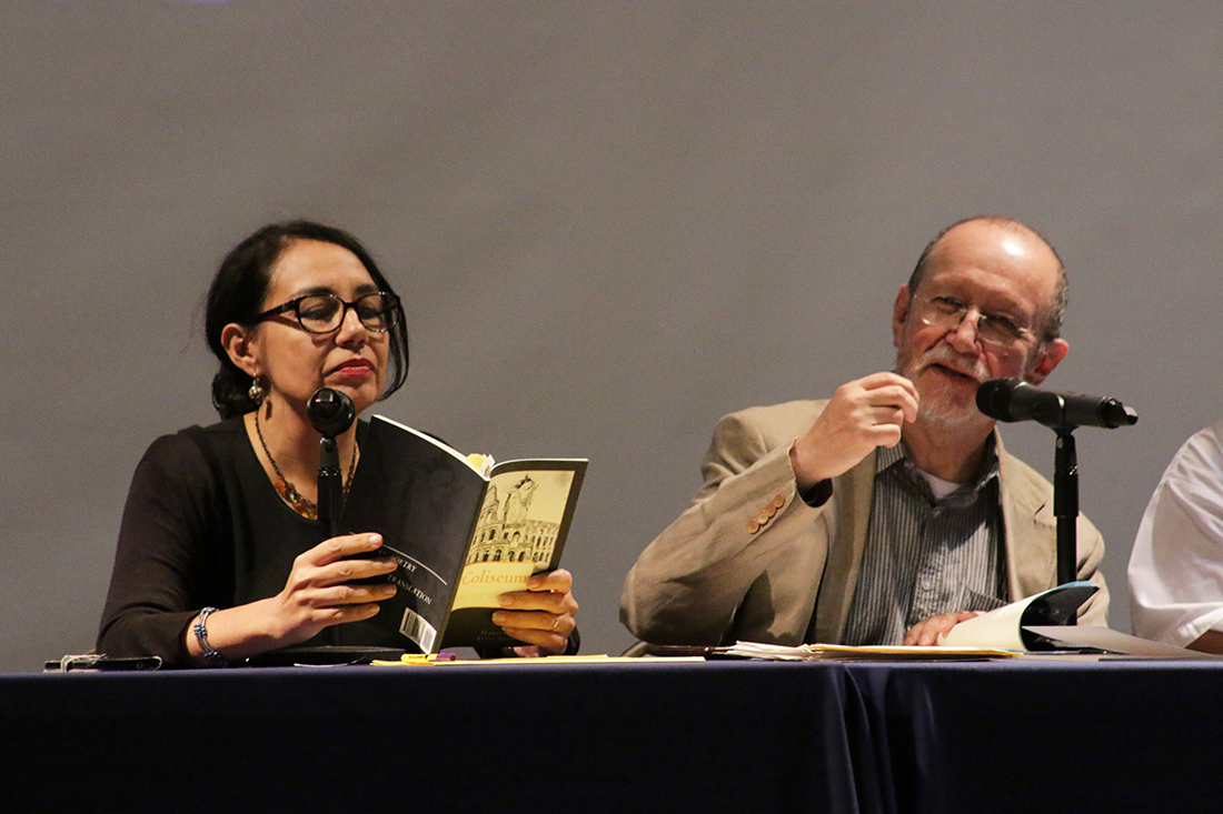 El escritor mexicano y profesor de tiempo completo de la Universidad Autónoma de la Ciudad de México, Héctor Carreto (derecha), lee varias de sus obras en el XVI Congreso Binacional “Letras en el Estuario”, evento en donde también se le rindió homenaje. Elvia Ardalani, docente en el departamento de lengua y literatura de UTRGV y traductora del libro Coliseo de Carreto, tradujo al inglés los poemas conforme el reconocido autor los leía.