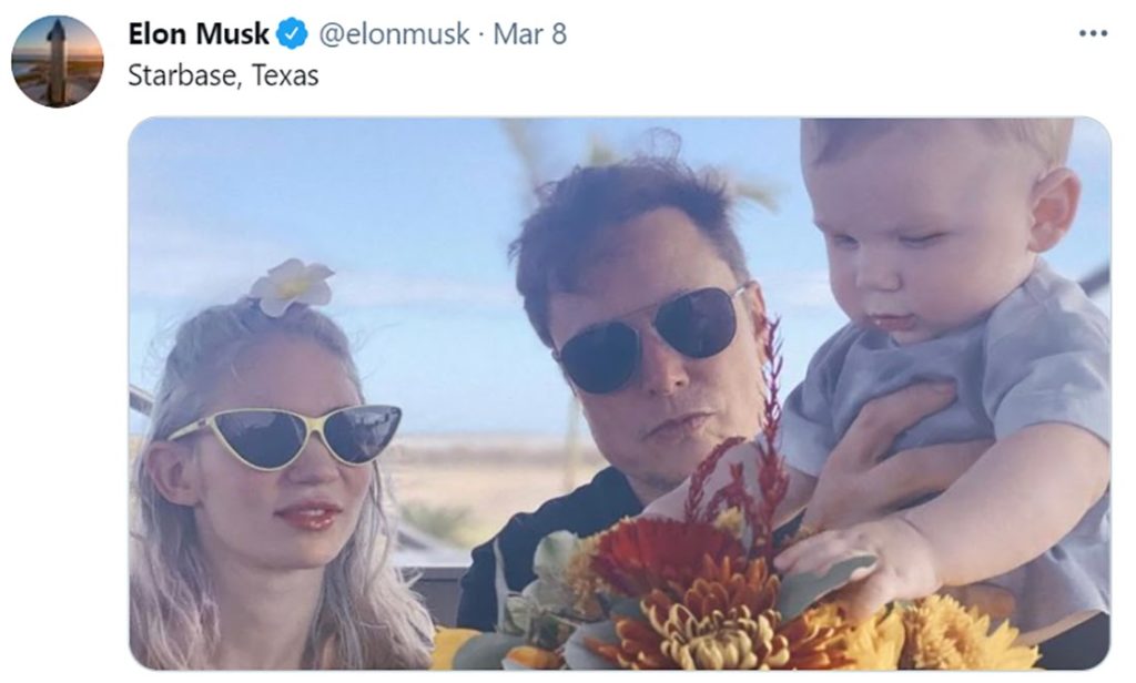 Elon Musk, el director ejecutivo de SpaceX, ha tuiteado acerca de su objetivo de convertir a Boca Chica Village en Starbase, Texas. También retratados están Claire Elise Boucher, la novia de Musk también conocida como Grimes, e hijo X Æ A-Xii.  CAPTURA DE PANTALLA TOMADA DE LA CUENTA DE TWITTER DE ELON MUSK