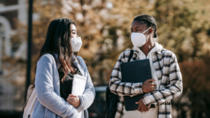 Los estudiantes de universidad a través del país se han adaptado a nuevas medidas de seguridad y modalidades de aprendizaje durante la pandemia. Foto por Ismael Páramo en Unsplash