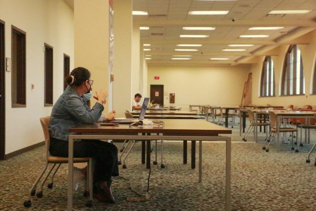 Los estudiantes discuten acerca del trabajo y el estudio en la Biblioteca de UTRGV del campus de Brownsville el miércoles pasado. Luis Martinez Santillano/ Foto de The Rider