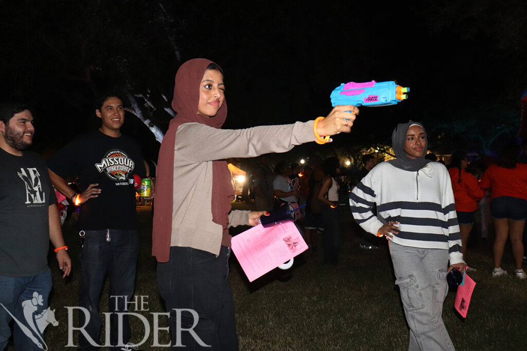 Biology sophomore Neddah Abdella plays “Western Shootout” at the Pre-Dental Society’s booth Aug. 27 at The Stomp on the Student Union lawn on the Brownsville campus. Silvana Villarreal/THE RIDER