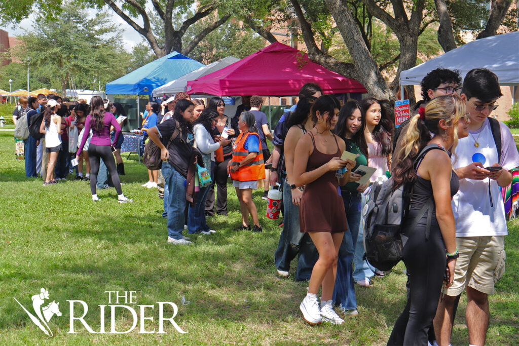 UTRGV students wait in line to register to vote and meet former Democratic U.S. Rep. Beto O’Rourke Thursday at the Chapel Lawn on the Edinburg campus. Angel Ballesteros/THE RIDER