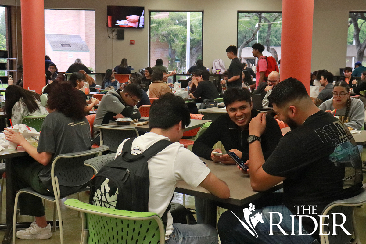 UTRGV students fill up the Student Union Sept. 9 on the Edinburg campus. Angel Ballesteros/THE RIDER