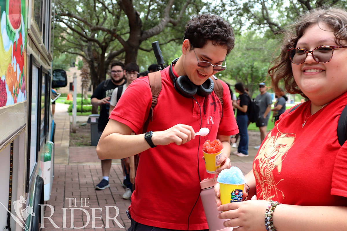 Cyber security freshman Johannes Constante (left) and marine biology freshman Yesenia Cruz grab Kona Ice cones Thursday outside the Life and Health Sciences Building on the Brownsville campus. Venisha Colón/THE RIDER