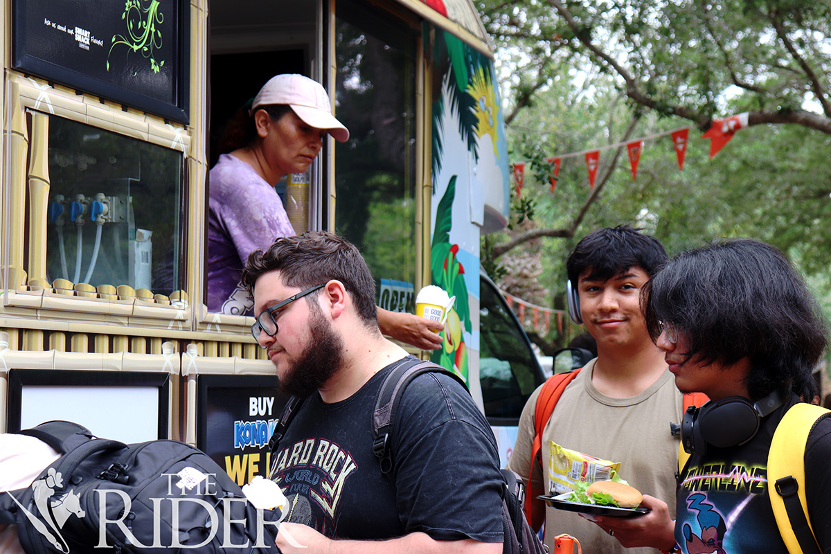 Accounting senior Rodolfo A. Urbina (from left), civil engineering sophomore Omar Garcia and music sophomore Julio Mendoza stand in line for Kona Ice cones Thursday outside the Life and Health Sciences Building on the Brownsville campus. Kona Ice Assistant Monica Grey handed out the snow cones. Venisha Colón/THE RIDER