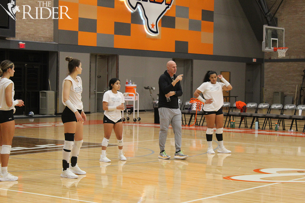 Head coach Todd Lowery (right) oversees a scrimmage game among members of the UTRGV Volleyball Team Wednesday in the UTRGV Fieldhouse on the Edinburg campus. Raquel Cazares/THE RIDER