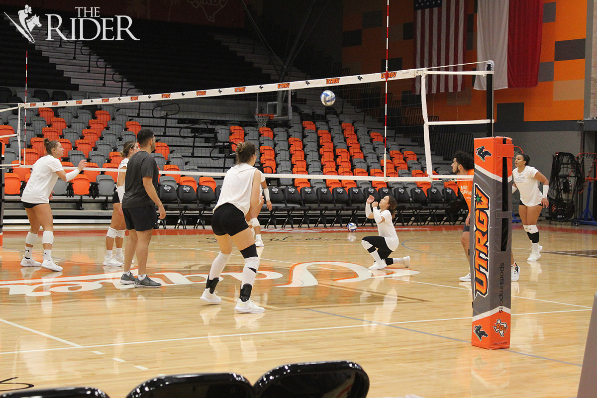 Sophomore libero Celianiz Cabranes kneels as she prepares to set the ball during practice Wednesday in the UTRGV Fieldhouse on the Edinburg campus. Raquel Cazares/THE RIDER