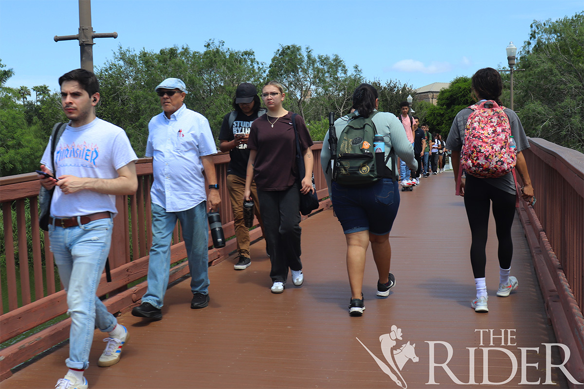 Students cross the bridge over the resaca on the Brownsville campus Sept. 11. Silvana Villarreal/THE RIDER