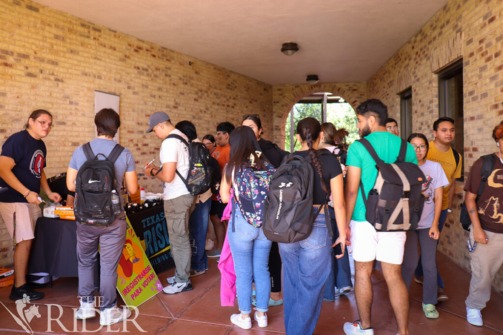 Students gather at a voter registration tabling event hosted by VoteRiders Texas and Texas Rising Oct. 7 outside the University Library on the Brownsville campus. Venisha Colón/THE RIDER