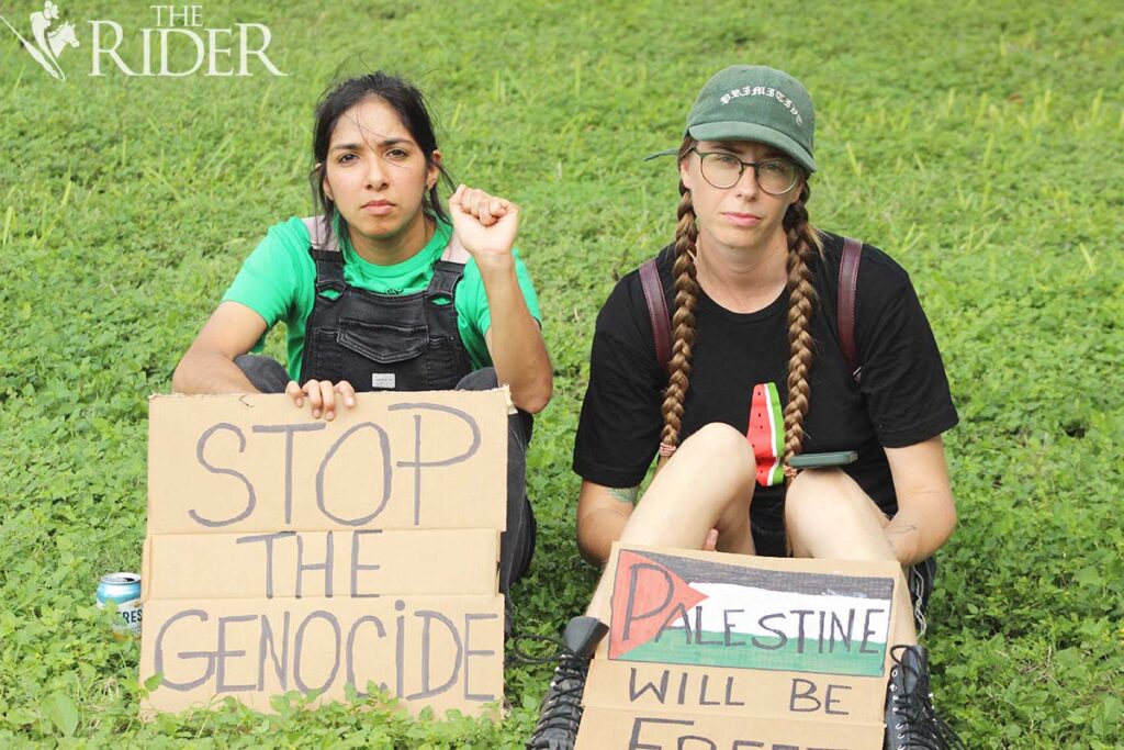 Carmen Castillo, estudiante de último año de arte, y Katie Lavallee, estudiante de posgrado de biología y ciencias agrícolas, participan el 7 de octubre en la manifestación de solidaridad con Palestina y el Líbano en el Chapel Lawn del campus de Edinburg. Raquel Cazares/THE RIDER