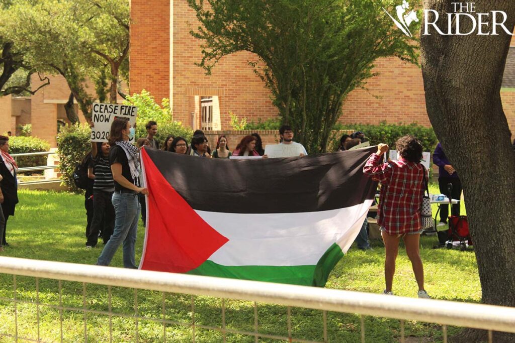 Protestantes llevan la bandera palestina el 7 de octubre durante la manifestación de solidaridad con Palestina y el Líbano en el campus de Edinburg. Raquel Cazares/THE RIDER